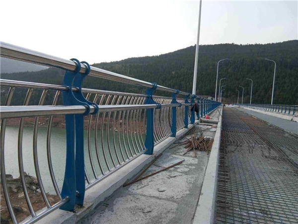 玉林不锈钢桥梁护栏的特点及其在桥梁安全中的重要作用