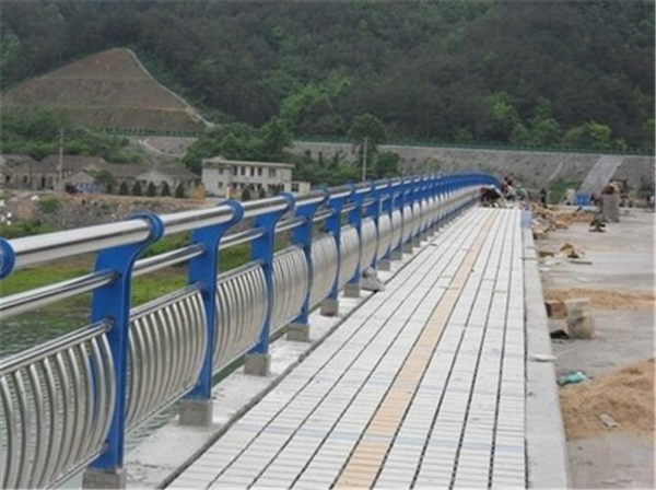 玉林不锈钢桥梁护栏的特性及其在现代建筑中的应用